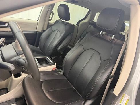 Used 2024 Chrysler Pacifica Touring-L FWD image 5