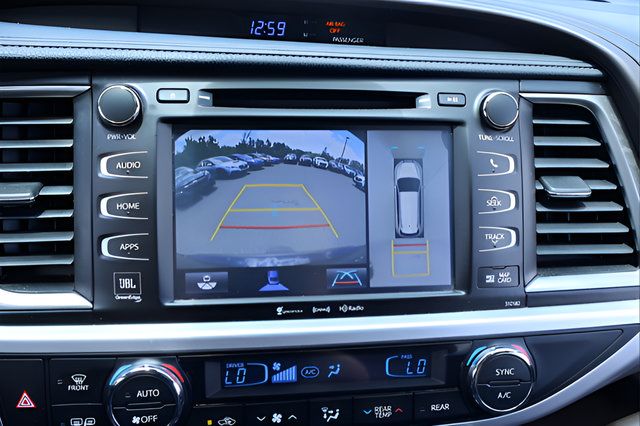 Used 2018 Toyota Highlander Limited Platinum AWD/4WD image 26