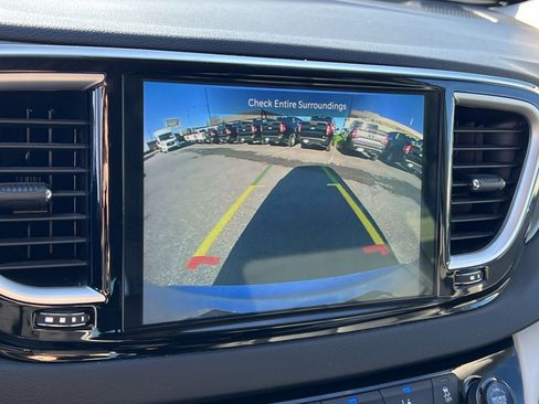 Used 2024 Chrysler Pacifica Touring-L FWD image 19