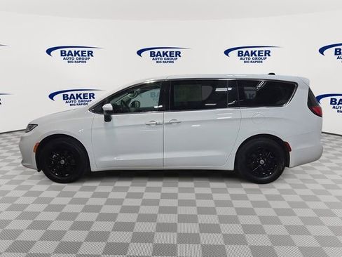 Used 2023 Chrysler Pacifica Touring-L image 8