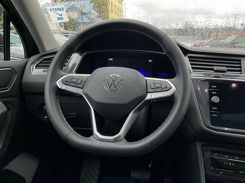 Used 2022 Volkswagen Tiguan SE image 19