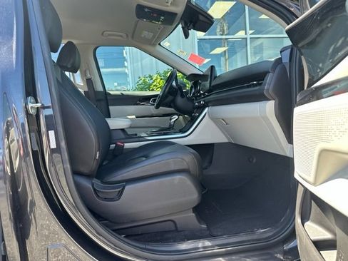 Used 2023 Kia Carnival EX FWD image 12
