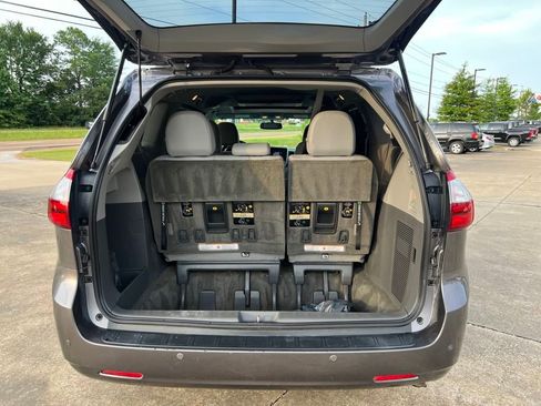 Used 2017 Toyota Sienna XLE image 12