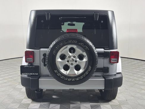 Used 2018 Jeep Wrangler Unlimited Sahara w/ Connectivity Group AWD/4WD image 6
