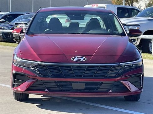 Used 2025 Hyundai Elantra SE image 6