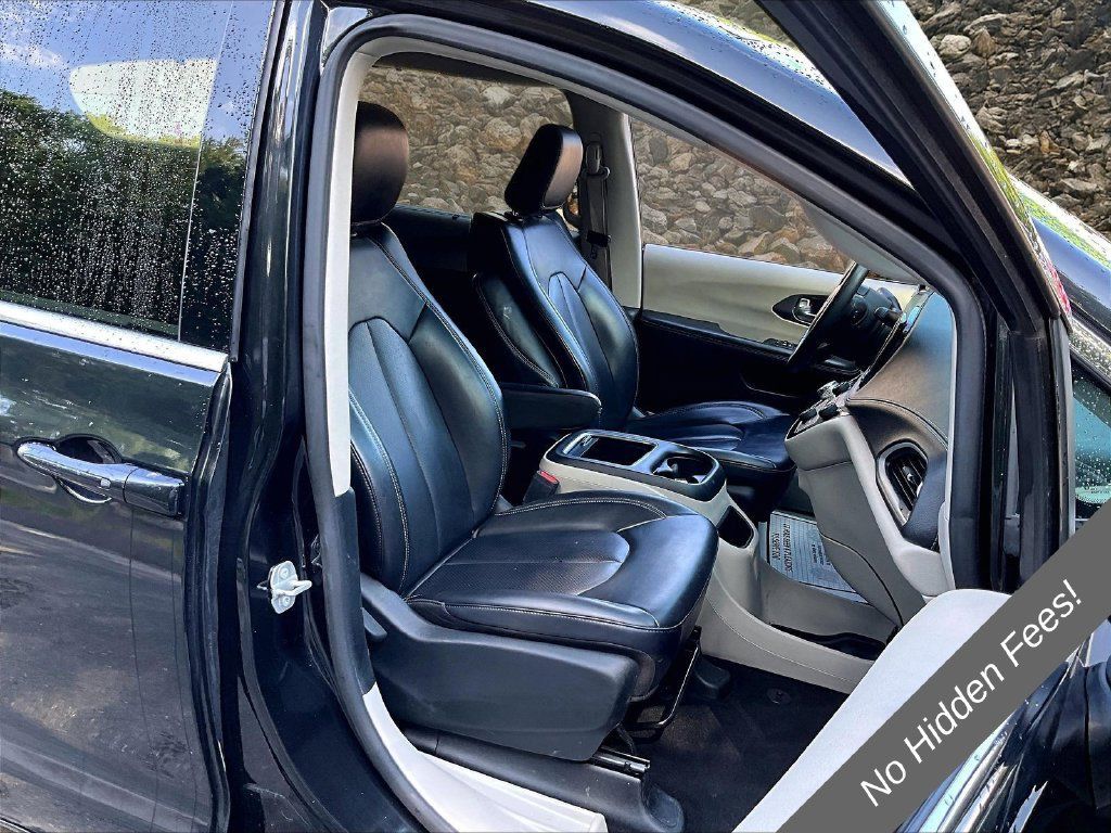 Used 2023 Chrysler Pacifica Touring-L FWD image 7