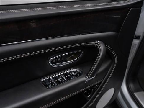 Used 2019 Bentley Bentayga V8 image 27