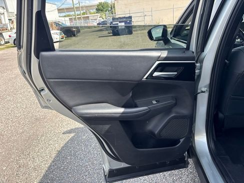 Used 2024 Mitsubishi Outlander SE Black Edition FWD image 12