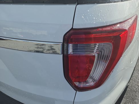 Used 2019 Ford Explorer XLT AWD/4WD image 12