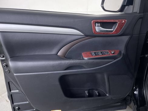 Used 2019 Toyota Highlander XLE AWD/4WD image 10