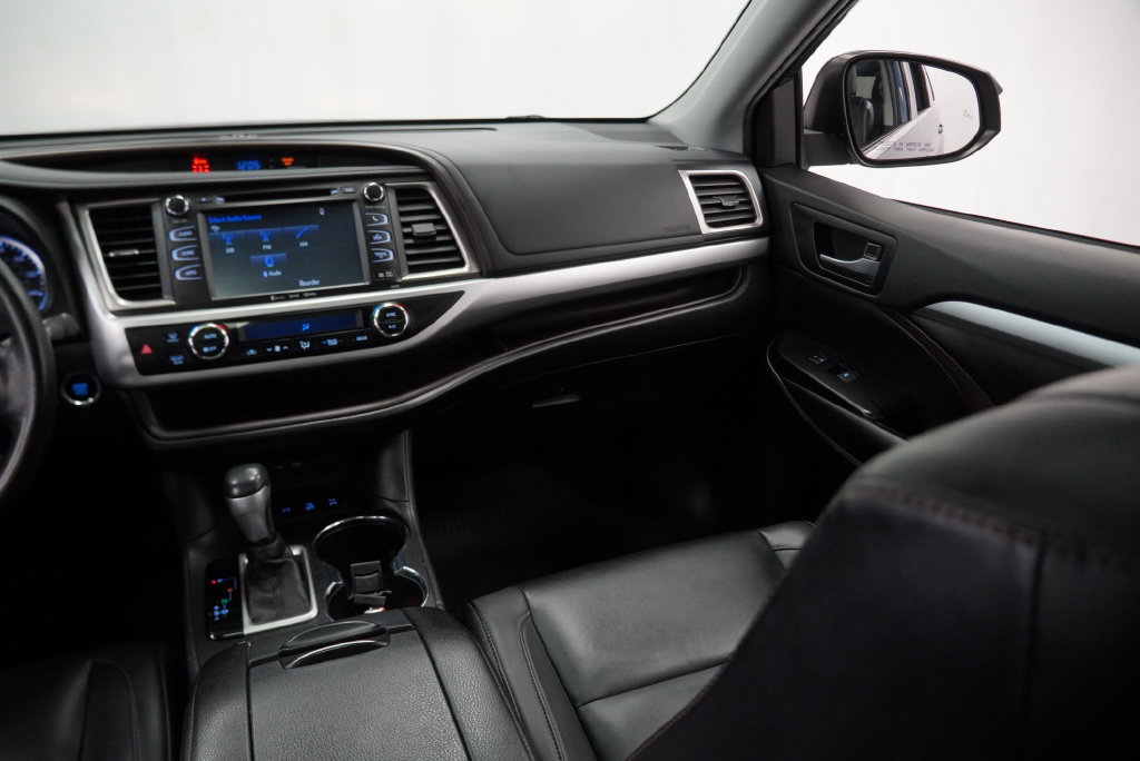 Used 2019 Toyota Highlander XLE AWD/4WD image 24