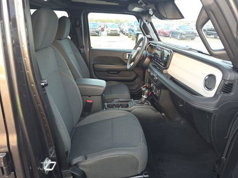 Used 2025 Jeep Wrangler Unlimited Sahara w/ Safety Group image 13