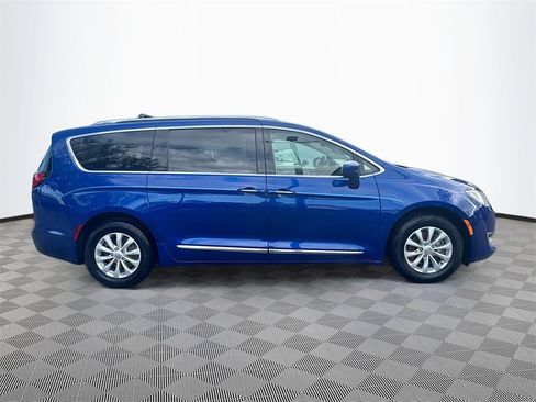 Used 2018 Chrysler Pacifica Touring-L image 5