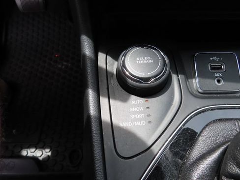 Used 2019 Jeep Cherokee Latitude Plus AWD/4WD image 26