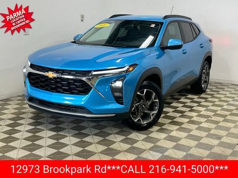 Used 2025 Chevrolet Trax LT FWD image 1