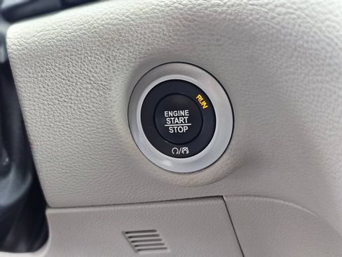 Used 2024 Chrysler Pacifica Limited FWD image 17