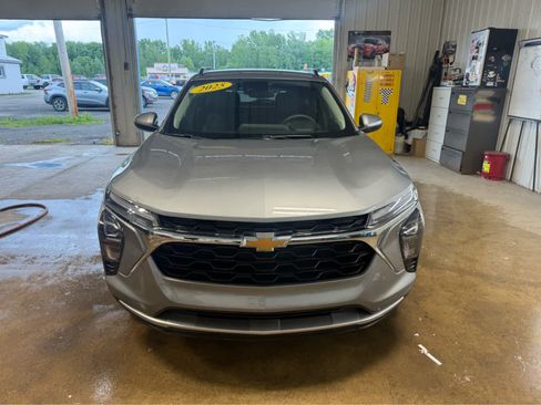 Used 2025 Chevrolet Trax LT FWD image 3