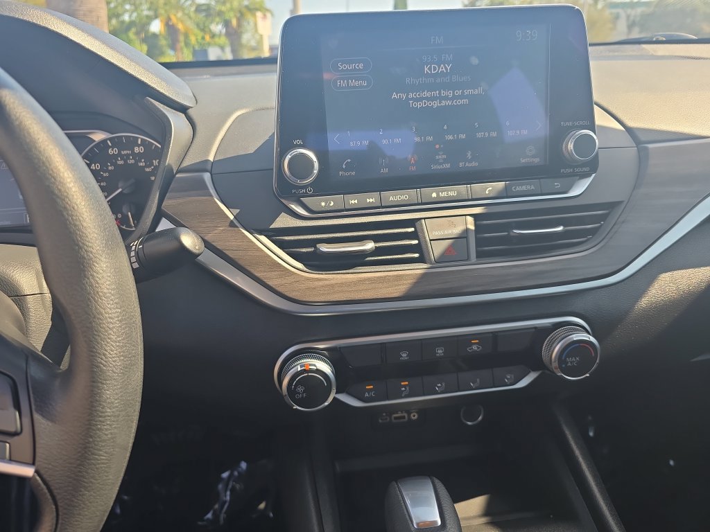 Used 2025 Nissan Altima 2.5 SV FWD image 12