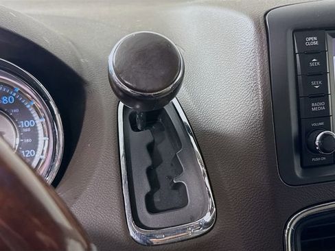 Used 2013 Chrysler Town & Country Limited w/ Luxury Group FWD image 19