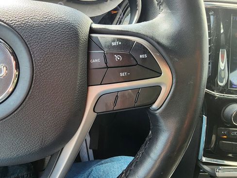 Used 2019 Jeep Grand Cherokee Laredo w/ 18" Wheel & 8.4" Radio Group image 20