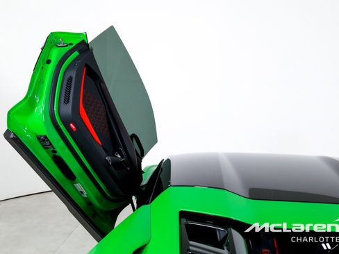 Used 2024 Lamborghini Revuelto image 11