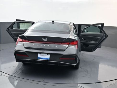 Certified 2026 Hyundai Elantra SE FWD image 29