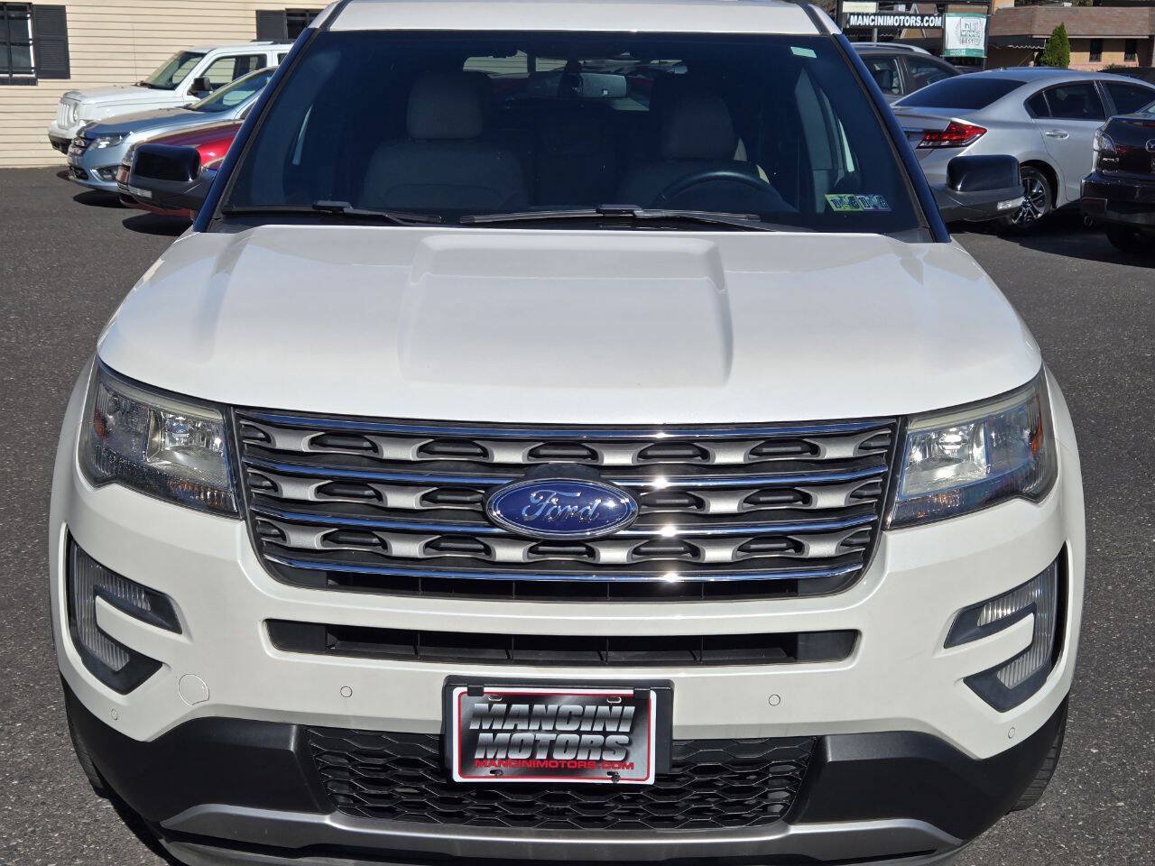 Used 2017 Ford Explorer XLT w/ Equipment Group 202A AWD/4WD image 3