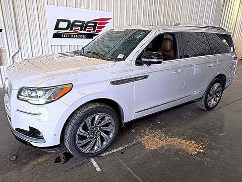 Used 2023 Lincoln Navigator Reserve AWD/4WD image 3
