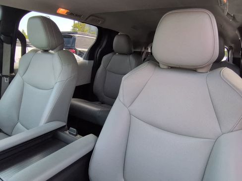 Used 2025 Toyota Sienna XLE FWD image 8