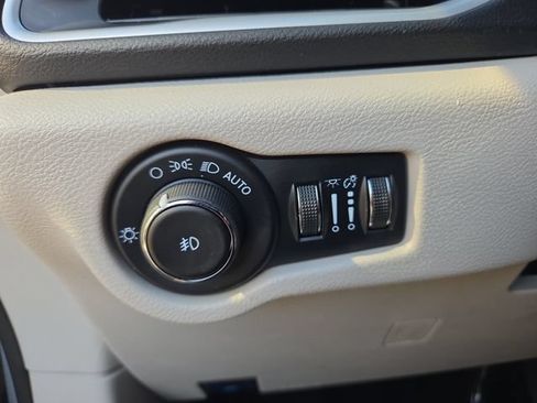Used 2024 Chrysler Pacifica Touring-L FWD image 25