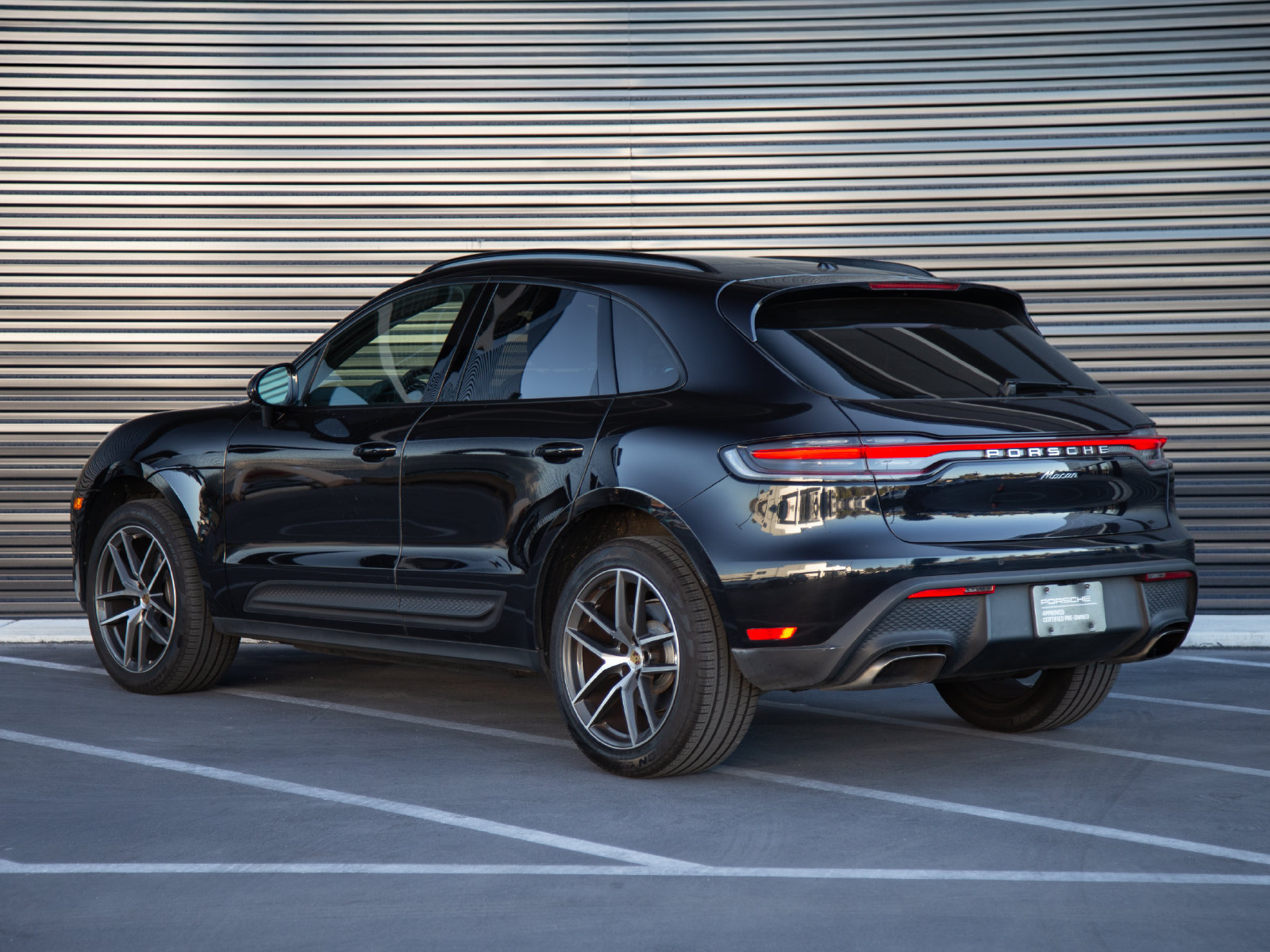 Certified 2023 Porsche Macan AWD/4WD image 3