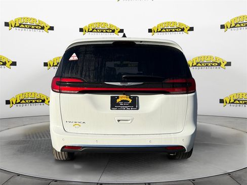 New 2026 Chrysler Pacifica Select image 4