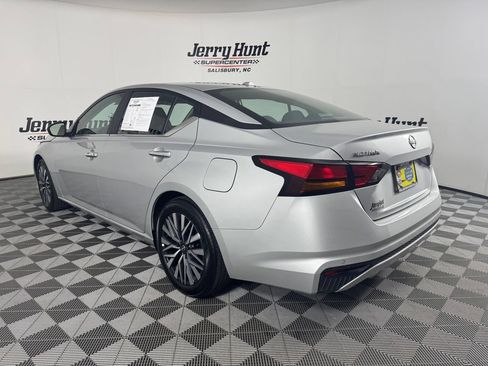 Used 2025 Nissan Altima 2.5 SV FWD image 8