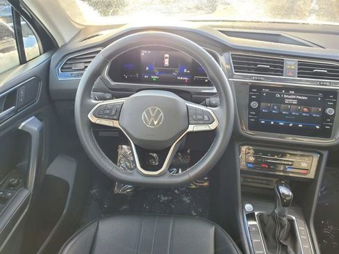 Used 2022 Volkswagen Tiguan SE w/ Panoramic Sunroof Package image 15
