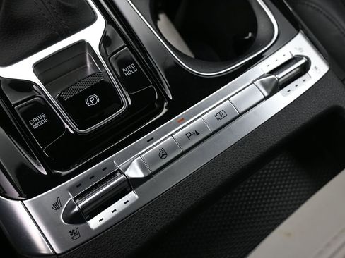 Used 2024 Kia Carnival SX Prestige image 32