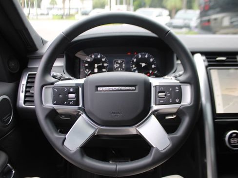 Certified 2024 Land Rover Discovery Dynamic SE image 11