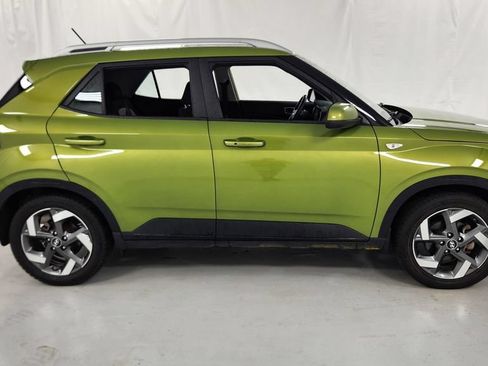 Used 2024 Hyundai Venue SEL FWD image 2