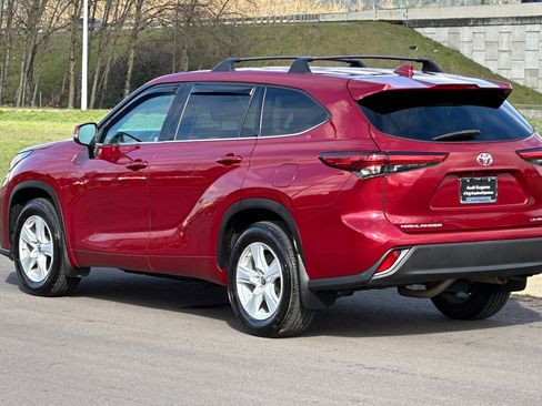 Used 2020 Toyota Highlander LE image 5