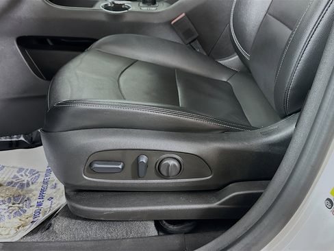 Used 2024 GMC Terrain SLT image 18