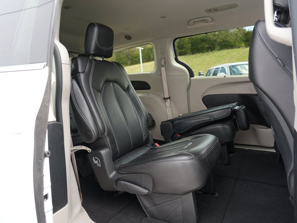 Used 2023 Chrysler Pacifica Touring-L FWD image 28