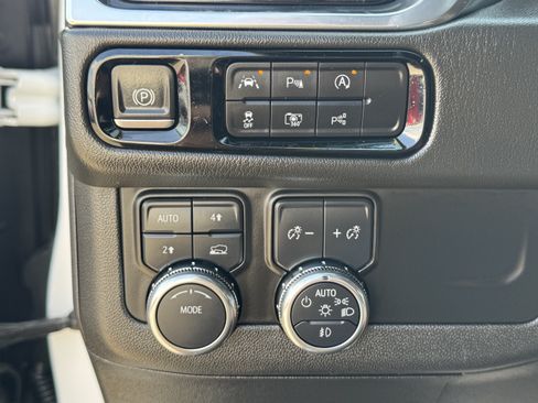 Used 2025 GMC Yukon Denali AWD/4WD image 21