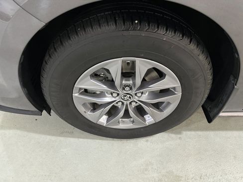 Used 2021 Toyota Sienna XLE w/ XLE Plus Package image 11