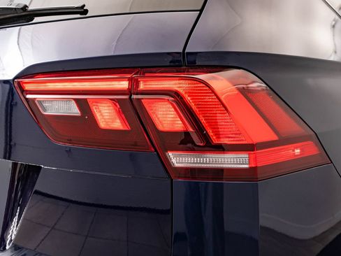Used 2023 Volkswagen Tiguan SE w/ Panoramic Sunroof Package FWD image 9