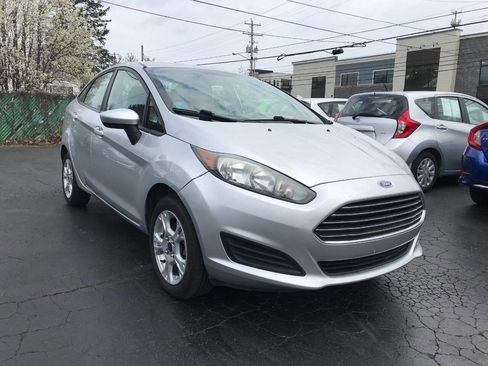 Used 2015 Ford Fiesta SE image 2