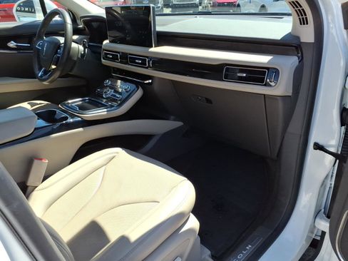 Used 2023 Lincoln Nautilus Reserve image 9