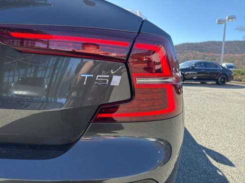 Used 2021 Volvo S60 T5 Momentum image 5