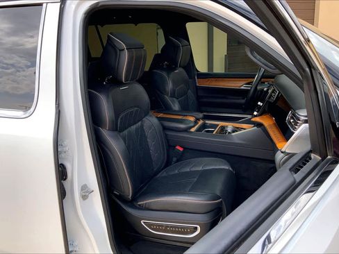Used 2022 Jeep Grand Wagoneer Series III w/ Rear Seat Video Group 1 AWD/4WD image 9