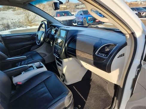 Used 2014 Chrysler Town & Country Touring image 26