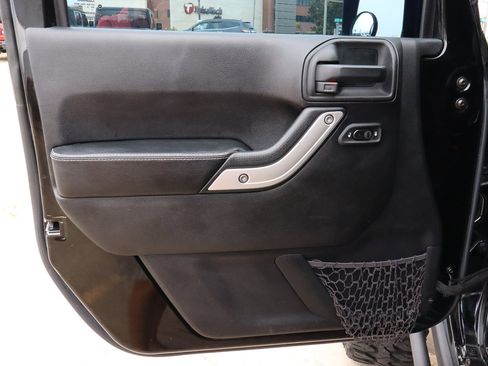 Used 2017 Jeep Wrangler Unlimited Rubicon image 24