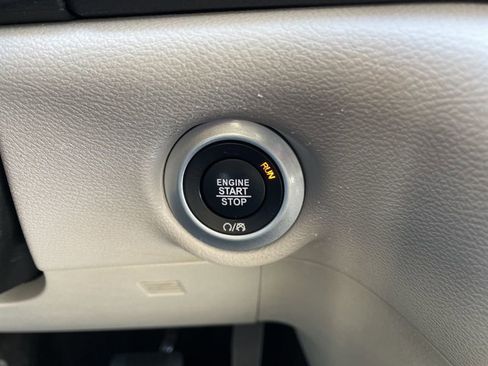 Used 2023 Chrysler Pacifica Touring-L image 23